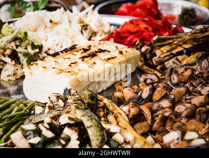 Cuisine grecque avec tofu en vente au festival du Chili du Waddesdon Manor. Banque D'Images