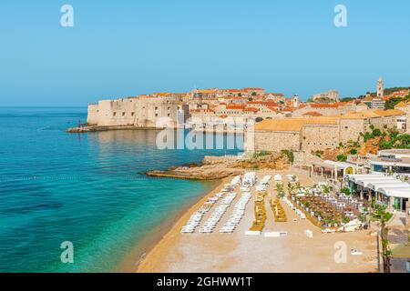 Belle vue sur la plage de Banje et la vieille ville de Dubrovnik avec en Croatie, en Europe. Station de vacances d'été Banque D'Images