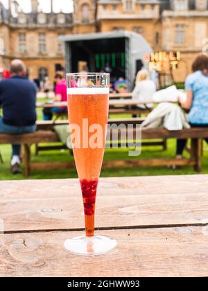 Un verre de vin mousseux est dégusté au festival du Chili du manoir de Waddesdon. Banque D'Images