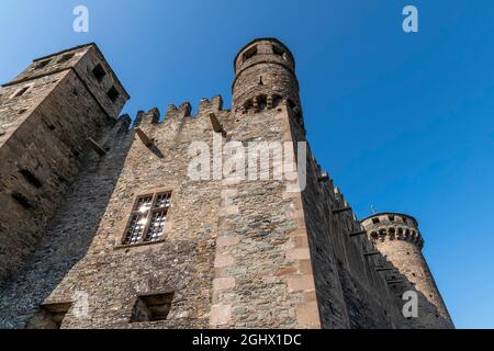 L'ancien château de Fénis, Valle d'Aoste, Italie, illuminé par le soleil du matin Banque D'Images