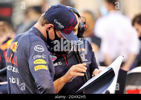 Max Verstappen (NLD) Red Bull Racing avec Gianpiero Lambiase (ITA) Red Bull Racing Engineer sur la grille. 28.03.2021. Championnat du monde de Formule 1, route 1, Grand Prix de Bahreïn, Sakhir, Bahreïn, Jour de la course. Le crédit photo doit être lu : images XPB/Press Association. Banque D'Images