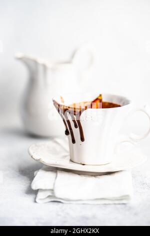 Videz la tasse de chocolat chaud au Chili Banque D'Images