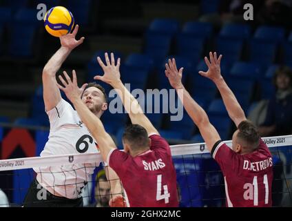 Tallinn, Estonie. 07septembre 2021. Volleyball: Championnat d'Europe, hommes, Round préliminaire, Lettonie - Allemagne: Denys Kaliberda (l) d'Allemagne éclate contre le bloc de Tom Svans et Deniss Petrovs de Lettonie. Credit: Roman Koksarov/dpa/Alay Live News Banque D'Images