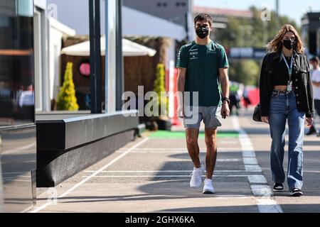 Lance Rill (CDN) Aston Martin F1 Team avec sa petite amie Sara Pagliaroli. 08.05.2021. Championnat du monde de Formule 1, Rd 4, Grand Prix d'Espagne, Barcelone, Espagne, Jour de qualification. Le crédit photo doit être lu : images XPB/Press Association. Banque D'Images