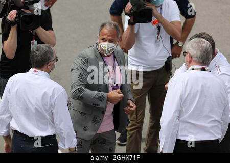 Kai Ebel (GER) RTL TV Presenter reçoit une passe de la 500e saison GP de Stefano Domenicali (ITA) Président et PDG de Formule 1 et Ross Brawn (GBR) Directeur général, Motor Sports F1. 09.05.2021. Championnat du monde de Formule 1, Rd 4, Grand Prix d'Espagne, Barcelone, Espagne, Jour de la course. Le crédit photo doit être lu : images XPB/Press Association. Banque D'Images