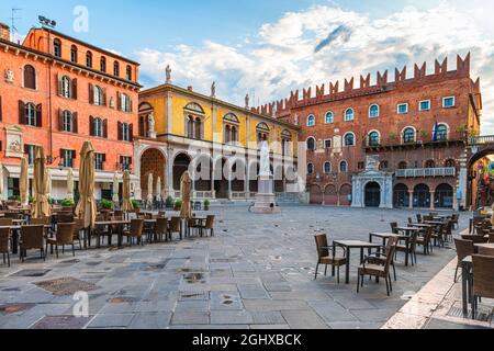 Place de la vieille ville de Vérone Piazza dei Signori avec statue de Dante et café de rue sans personne. Vénétie, Italie. Destination touristique Banque D'Images