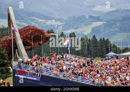 Les fans de circuit atmosphère dans le stand et le club de fans Max Verstappen (NLD) Red Bull Racing. 02.07.2021. Championnat du monde de Formule 1, Rd 9, Grand Prix d'Autriche, Spielberg, Autriche, Journée d'entraînement. Le crédit photo doit être lu : images XPB/Press Association. Banque D'Images