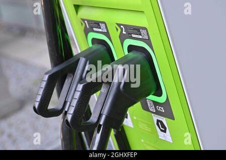 Munich, Allemagne. 07septembre 2021. Colonnes de charge pour voitures électriques, voitures électroniques, deux fiches de charge sont dans une colonne de charge, câble de charge, colonne de charge, prise de charge, e-mobilité, électrification. Electro-mobilité. Station de charge pour voitures, voitures, automobiles, crédit: dpa/Alay Live News Banque D'Images