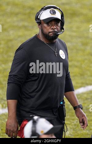 Mike Tomlin, entraîneur-chef des Steelers de Pittsburgh, regarde pendant le match du Pro football Hall of Fame au Tom Benson Hall of Fame Stadium, le jeudi 5 août 20 Banque D'Images
