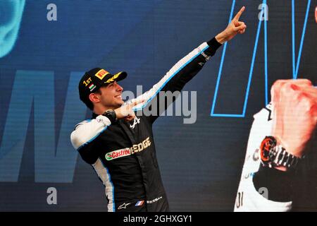 Le vainqueur de la course Esteban Ocon (FRA) l'écurie Alpine F1 Team célèbre sur le podium. 01.08.2021. Championnat du monde de Formule 1, Rd 11, Grand Prix de Hongrie, Budapest, Hongrie, Jour de la course. Le crédit photo doit être lu : images XPB/Press Association. Banque D'Images