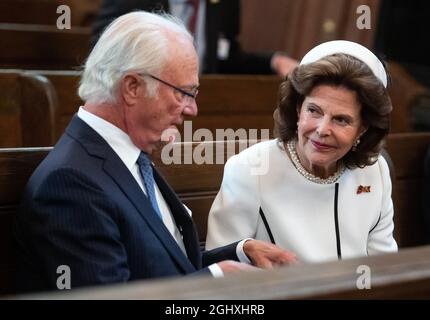 Stockholm, Suède. 07septembre 2021. Le roi Carl XVI Gustaf et la reine Silvia de Suède discutant au cours d'une visite à l'église allemande de Saint-Gertrude. Le président Steinmeier et sa femme sont en visite d'État de trois jours en Suède à l'invitation du couple royal suédois. Credit: Bernd von Jutrczenka/dpa/Alamy Live News Banque D'Images