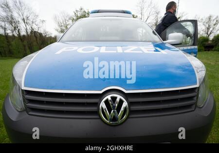 Stuttgart, Allemagne. 06e mai 2021. Un policier sort d'une Volkswagen Caddy Diesel (norme Euro 5 avec première inscription en mai 2015) de l'équipe de chiens de la police de Stuttgart. Credit: Marijan Murat/dpa/Alamy Live News Banque D'Images