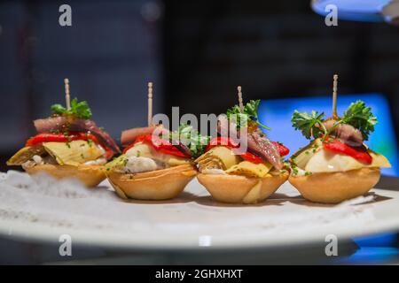 Barcelone, Espagne, juillet 2018. Nourriture exposée dans un restaurant de Barcelone, Espagne. Banque D'Images