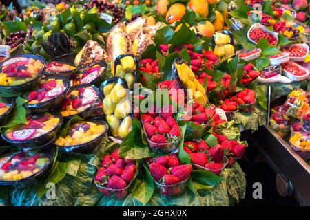 Barcelone, Espagne. Juillet 2018. Fruits exposés à la Boqueria - un grand marché public, l'un des sites touristiques les plus populaires de Barcelone. Banque D'Images