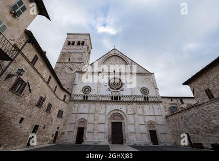 La cathédrale de San Rufino est le principal lieu de culte catholique dans la ville d'Assise, l'église mère du diocèse d'Assise-Nocera Umbra-Guald Banque D'Images