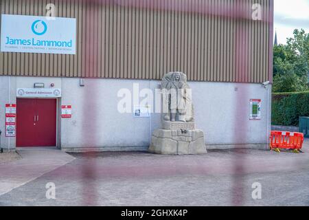 Stade du club de football de Brechin City, Brechin, Angus, Écosse, 7 septembre 2021 : une sculpture de William Wallace, est en place à l'extérieur du stand principal du club de football de Brechin. Sculpté par l'église Tom. Credit: Stable Air Media / Alamy Live News Banque D'Images