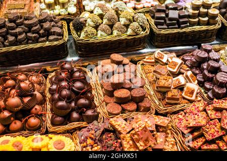 Barcelone, Espagne. Juillet 2018. Bonbons exposés à la Boqueria - un grand marché public, l'un des sites touristiques les plus populaires de Barcelone. Banque D'Images