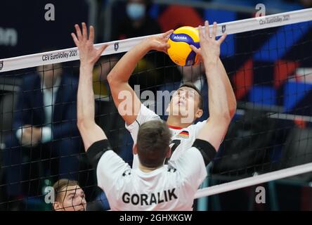 Tallinn, Estonie. 07septembre 2021. Volleyball: Championnat d'Europe, hommes, tour préliminaire, Lettonie - Allemagne: Jan Zimmermann d'Allemagne met le ballon sur le net. Credit: Roman Koksarov/dpa/Alay Live News Banque D'Images