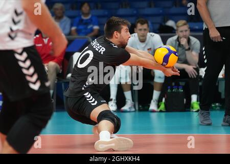 Tallinn, Estonie. 07septembre 2021. Volley: Championnat d'Europe, hommes, ronde préliminaire, Lettonie - Allemagne: Julian Zenger d'Allemagne prend le ballon. Credit: Roman Koksarov/dpa/Alay Live News Banque D'Images