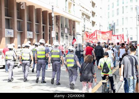 Sao Paulo, Sao Paulo, Brésil. 7 septembre 2021. (INT) Mars de la 27e Cry de l'exclu à Sao Paulo. 7 septembre 2021, Sao Paulo, Brésil: Manifestations contre le gouvernement du président Jair Bolsonaro au cours de la marche du 27e cri des exclus, à Sao Paulo, mardi (7). Le groupe, qui demande le départ de Bolsonaro, a quitté la place se, région et a continué sur une promenade à Largo Sao Francisco, dans le centre de la capitale. (Credit image: © Leco Viana/TheNEWS2 via ZUMA Press Wire) Banque D'Images