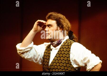 Bryn Terfel (Figaro) au NOZZE DI FIGARO à l'Opéra Royal, Covent Garden, Londres WC2 25/04/1994 musique: Wolfgang Amadeus Mozart libretto: Lorenzo Da Ponte chef: Harmut Haenchen ensemble design: Xenia Hausner costumes: Peter Pabst éclairage: Franz David directeur: Johannes Schaaf Banque D'Images