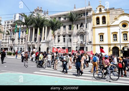 Sao Paulo, Sao Paulo, Brésil. 7 septembre 2021. (INT) Mars de la 27e Cry de l'exclu à Sao Paulo. 7 septembre 2021, Sao Paulo, Brésil: Manifestations contre le gouvernement du président Jair Bolsonaro au cours de la marche du 27e cri des exclus, à Sao Paulo, mardi (7). Le groupe, qui demande le départ de Bolsonaro, a quitté la place se, région et a continué sur une promenade à Largo Sao Francisco, dans le centre de la capitale. (Credit image: © Leco Viana/TheNEWS2 via ZUMA Press Wire) Banque D'Images