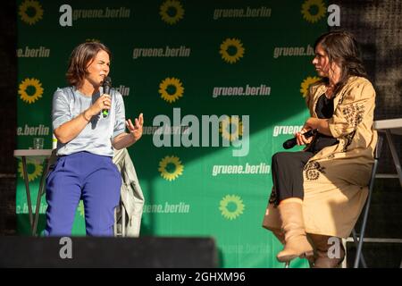 07 septembre 2021, Berlin: Annalena Baerbock (l), candidate à la chancelière et chef du parti Bündnis 90/Die Grünen, et l'actrice Nora Tschirner parlent sur scène lors d'un événement de campagne électorale du parti Bündnis 90/ Die Grünen. Photo: Christophe GATEAU/dpa Banque D'Images