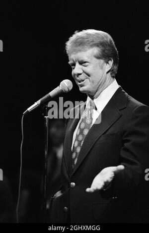 Jimmy carter, candidat à la présidence démocratique, s'exprimant devant la foule à l'arrêt de campagne du Collège, Brooklyn, New York, États-Unis, Thomas J. O'Halloran, Septembre 1976 Banque D'Images