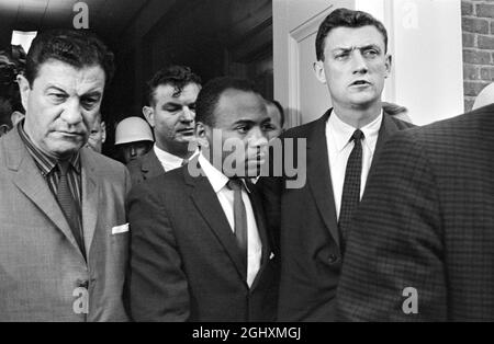 James Meredith, premier étudiant afro-américain admis à l'Université du Mississippi, marchant en classe avec les U.S. Marshals, Oxford, Mississippi, États-Unis, Marion S. Trikosko, U.S. News & World Report Magazine Photograph Collection, 1er octobre 1962 Banque D'Images