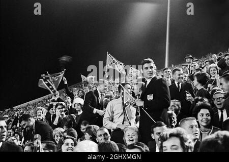 Foule avec des drapeaux confédérés au match de football de l'Université du Mississippi protestant contre James Meredith, premier étudiant afro-américain à s'inscrire à l'école, Oxford, Mississippi, États-Unis, Marion S. Trikosko, U.S. News & World Report Magazine Photograph Collection, 29 septembre 1962 Banque D'Images