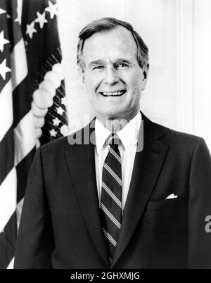 Le président américain George H.W. Bush, Portrait en demi-longueur à côté du drapeau américain, Washington, D.C., États-Unis, David Valdez, 1989 Banque D'Images