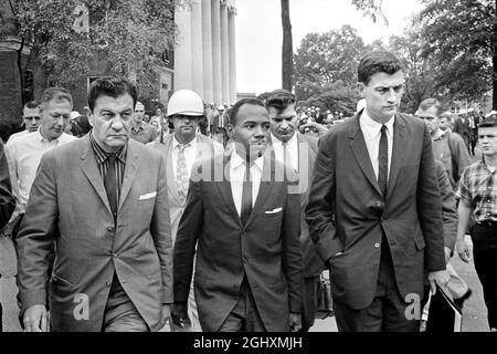 James Meredith, premier étudiant afro-américain admis à l'Université du Mississippi, marchant en classe avec les U.S. Marshals, Oxford, Mississippi, États-Unis, Marion S. Trikosko, U.S. News & World Report Magazine Photograph Collection, 1er octobre 1962 Banque D'Images