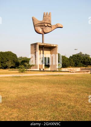 Sculpture à main ouverte par le Corbusier au complexe Capital de Chandigarh, la capitale du Punjab et de Haryana - Inde [escultura du Corbusier em Chandi Banque D'Images