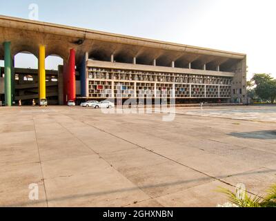 Haute Cour projetée par l'architecte le Corbusier Chandigarh (capitale du Punjab et de Haryana) - Inde [Suprema Corte de Chandigarh, projetada pelo arquit Banque D'Images