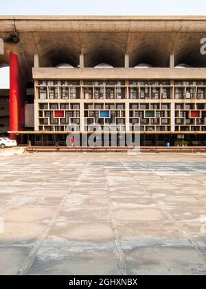 Haute Cour projetée par l'architecte le Corbusier Chandigarh (capitale du Punjab et de Haryana) - Inde [Suprema Corte de Chandigarh, projetada pelo arquit Banque D'Images