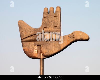 Sculpture à main ouverte par le Corbusier au complexe Capital de Chandigarh, la capitale du Punjab et de Haryana - Inde [escultura du Corbusier em Chandi Banque D'Images