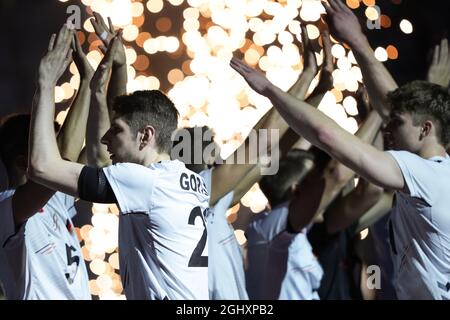 Tallinn, Estonie. 07septembre 2021. Volley: Championnat d'Europe, hommes, tour préliminaire, Lettonie - Allemagne: L'équipe allemande avec Yannick Goralek (l) applaudit avant le match. Credit: Roman Koksarov/dpa/Alay Live News Banque D'Images