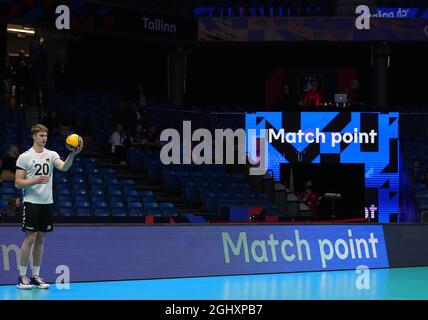 Tallinn, Estonie. 07septembre 2021. Volley: Championnat d'Europe, hommes, ronde préliminaire, Lettonie - Allemagne: Linus Weber d'Allemagne sert pour le point de match. Credit: Roman Koksarov/dpa/Alay Live News Banque D'Images