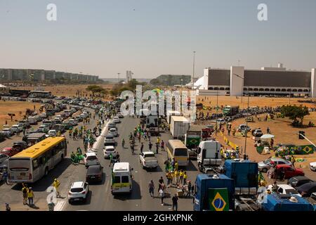 Brasilia, District fédéral, Brésil. 7 septembre 2021. (INT) manifestations pro-Bolsonaro avec des ordres du jour antidémocratiques le 7 septembre. 7 septembre 2021, Brasilia, District fédéral, Brésil: Les partisans du Président Jair Bolsonaro remplissent l'Esplanade des ministères, à Brasilia, le mardi (7). Bolsonaro a maintenu son discours conflictuel en parlant à ses partisans ce matin, le jour où il a appelé à des manifestations en faveur de son propre gouvernement, et a renouvelé les attaques dans le cadre d'une référence aux juges de la Cour suprême. (Credit image: © Tiago Teles/TheNEWS2 via ZUMA Press Wire) Banque D'Images