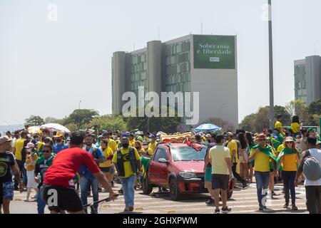 Brasilia, District fédéral, Brésil. 7 septembre 2021. (INT) manifestations pro-Bolsonaro avec des ordres du jour antidémocratiques le 7 septembre. 7 septembre 2021, Brasilia, District fédéral, Brésil: Les partisans du Président Jair Bolsonaro remplissent l'Esplanade des ministères, à Brasilia, le mardi (7). Bolsonaro a maintenu son discours conflictuel en parlant à ses partisans ce matin, le jour où il a appelé à des manifestations en faveur de son propre gouvernement, et a renouvelé les attaques dans le cadre d'une référence aux juges de la Cour suprême. (Credit image: © Tiago Teles/TheNEWS2 via ZUMA Press Wire) Banque D'Images