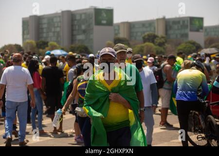 Brasilia, District fédéral, Brésil. 7 septembre 2021. (INT) manifestations pro-Bolsonaro avec des ordres du jour antidémocratiques le 7 septembre. 7 septembre 2021, Brasilia, District fédéral, Brésil: Les partisans du Président Jair Bolsonaro remplissent l'Esplanade des ministères, à Brasilia, le mardi (7). Bolsonaro a maintenu son discours conflictuel en parlant à ses partisans ce matin, le jour où il a appelé à des manifestations en faveur de son propre gouvernement, et a renouvelé les attaques dans le cadre d'une référence aux juges de la Cour suprême. (Credit image: © Tiago Teles/TheNEWS2 via ZUMA Press Wire) Banque D'Images