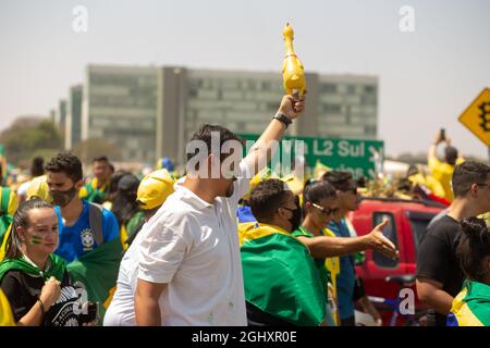 Brasilia, District fédéral, Brésil. 7 septembre 2021. (INT) manifestations pro-Bolsonaro avec des ordres du jour antidémocratiques le 7 septembre. 7 septembre 2021, Brasilia, District fédéral, Brésil: Les partisans du Président Jair Bolsonaro remplissent l'Esplanade des ministères, à Brasilia, le mardi (7). Bolsonaro a maintenu son discours conflictuel en parlant à ses partisans ce matin, le jour où il a appelé à des manifestations en faveur de son propre gouvernement, et a renouvelé les attaques dans le cadre d'une référence aux juges de la Cour suprême. (Credit image: © Tiago Teles/TheNEWS2 via ZUMA Press Wire) Banque D'Images