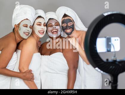 Diverses femmes prenant le selfie pendant la séance de spa Banque D'Images