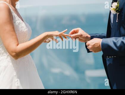 Crop newlyweds échanger des anneaux de mariage pendant la cérémonie Banque D'Images