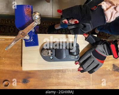 Femmes travaillant sur un artisanat argenterie créant des anneaux d'argent à partir de argenterie, comme des cuillères et des fourchettes Banque D'Images