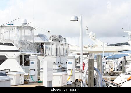 Beaux yachts blancs modernes garés au quai du port de mer. Club de yacht, bateaux de luxe Banque D'Images