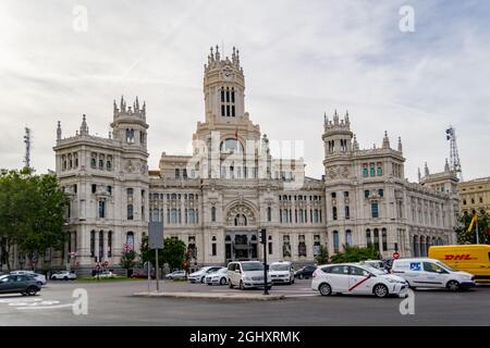 MADRID, ESPAGNE - 7 SEPTEMBRE 2021. Bâtiment de l'hôtel de ville de Madrid à côté de la statue de Cibeles sur la rue Paseo del Prado et la rue Alcala, en Espagne. Europe. Banque D'Images