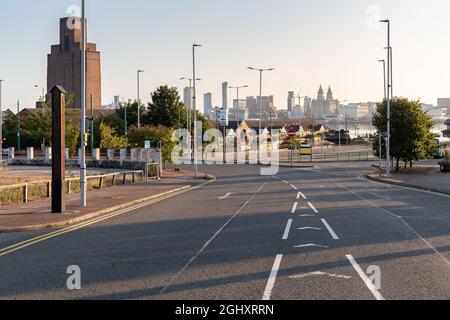 Birkenhead, Royaume-Uni: Hamilton Street, en regardant vers le terminal de ferry de Woodside, avec les bâtiments en bord de mer de Liverpool au loin. Banque D'Images