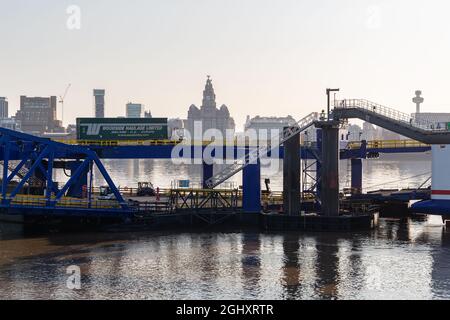 Birkenhead, Royaume-Uni : véhicules embarquant sur le ferry de Stena pour Belfast au terminal 12 Quays sur la rivière Mersey. Liverpool bâtiments en bord de mer au loin Banque D'Images