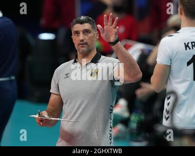 Tallinn, Estonie. 07septembre 2021. Volley: Championnat d'Europe, hommes, ronde préliminaire, Lettonie - Allemagne: L'entraîneur de l'équipe allemande, Andrea Giani, donne des signes. Son équipe a gagné avec 1:3. Credit: Roman Koksarov/dpa/Alay Live News Banque D'Images